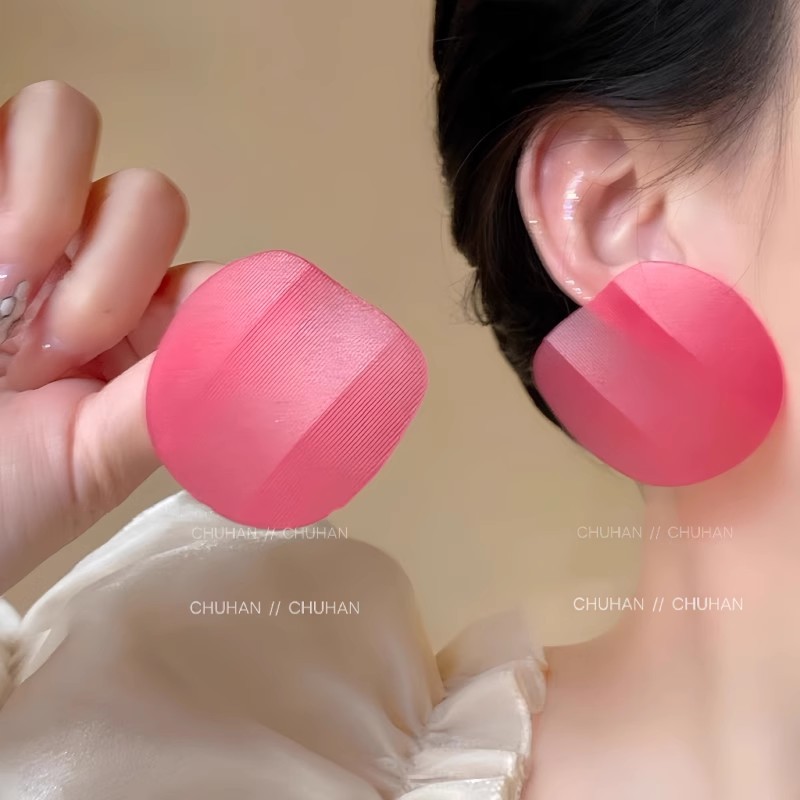 Faye Wong's Spring Festival Gala style shrimp chip earrings, exaggerated, individual, fashionable and elegant stud earrings, 2025 new light luxury earrings for women full figure