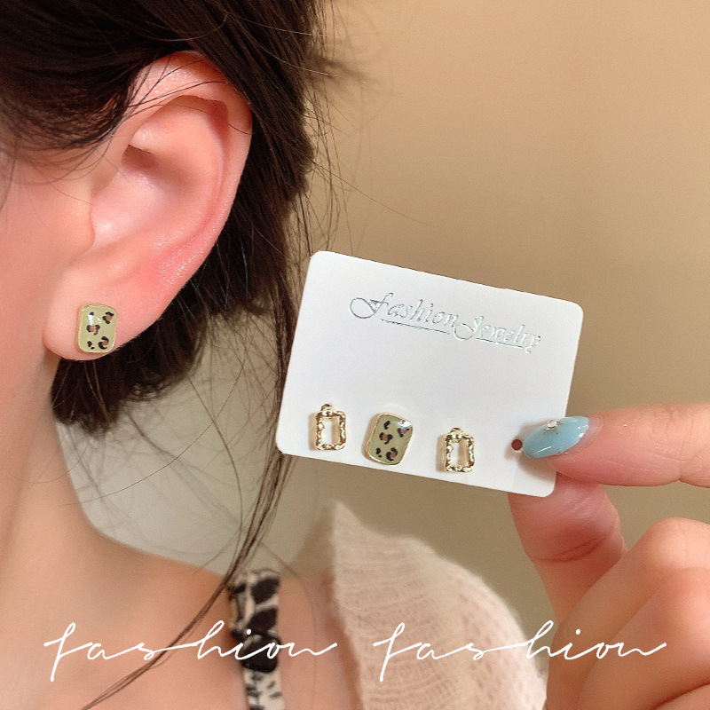Mini and exquisite square black stud earrings, 2025 new bestseller ear-piercing earrings, small, elegant and high-end earrings details Picture