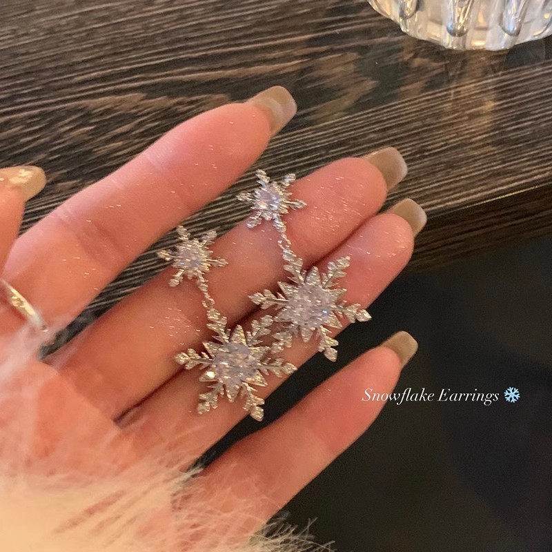 Autumn and winter Sparkling Zircon double snowflake stud tassels slimming face slimming earrings for women, a light luxury and high-end look, elegant and sophisticated earrings for a socialite details Picture