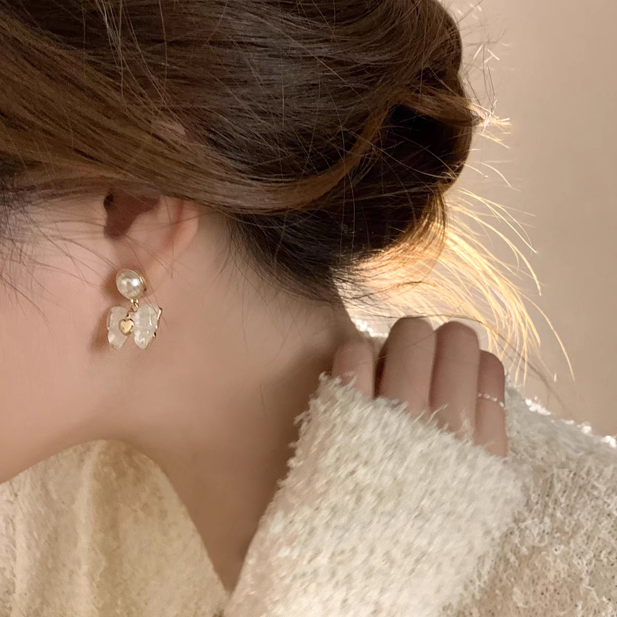 Retro and fashionable bow pearl earrings for women, 925 silver needle best-selling stud earrings, versatile, high-end and exquisite earrings Application Scenario