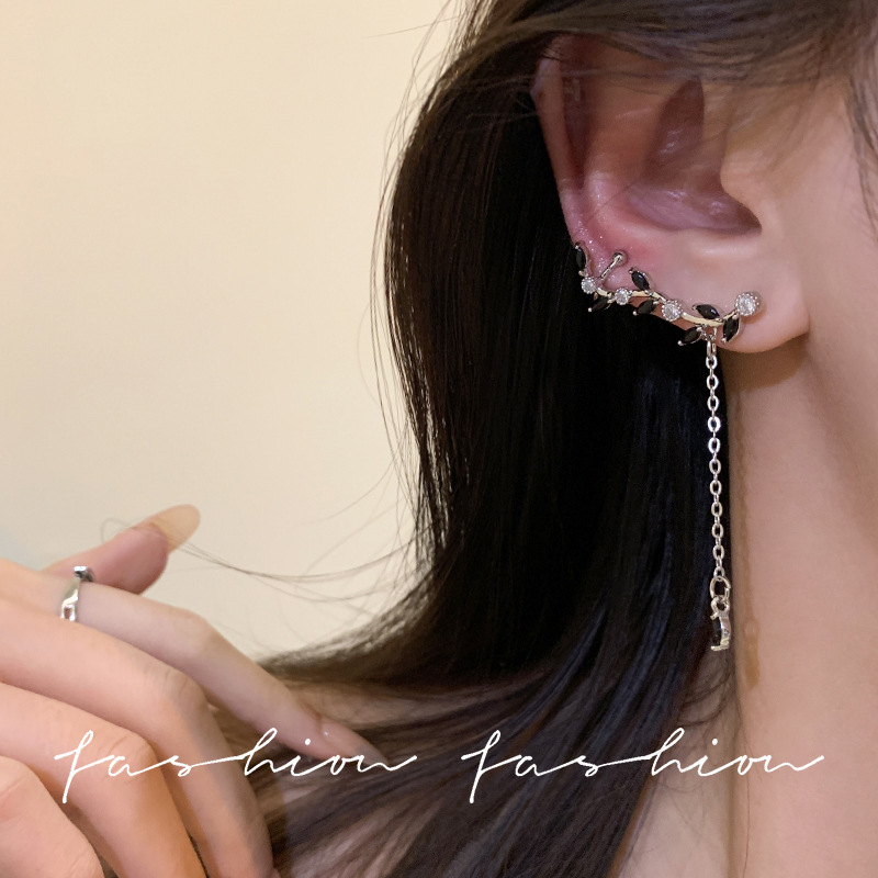 Sweet and cool girl black zircon tassel elegant earrings, personalized and fashionable slimming, cold style high-end earrings and accessories wholesale Specification drawing