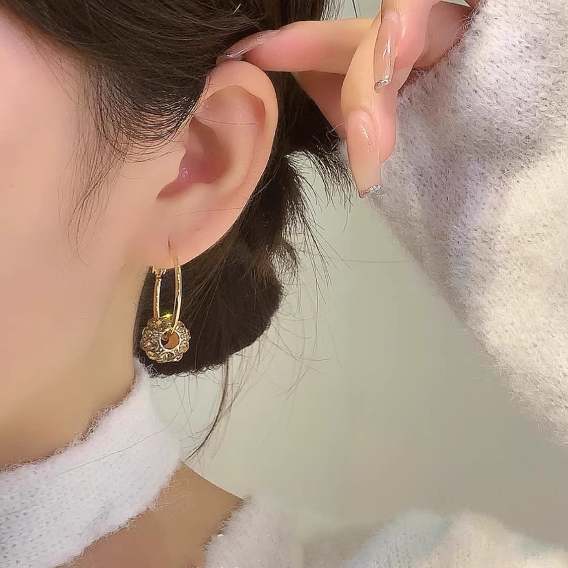 European and American cross-border fashion zircon round ball earrings, women's niche design sense stud earrings, light luxury and high-end full diamond earrings Specification drawing