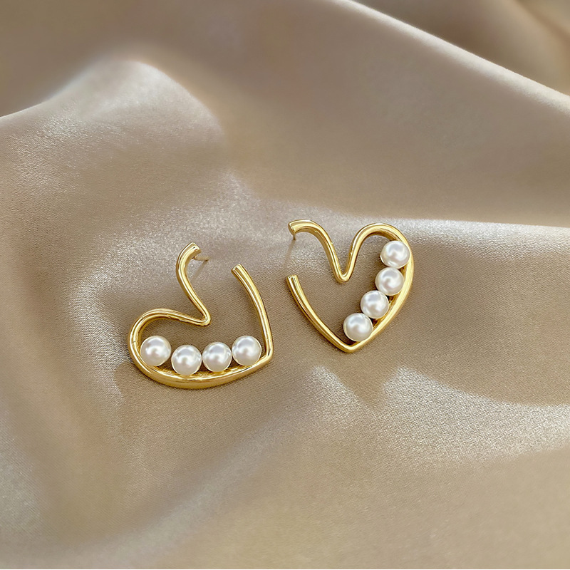 The new Hong Kong-style simple and retro pearl heart-shaped stud earrings make the face slimmer and exude a feminine charm Specification drawing