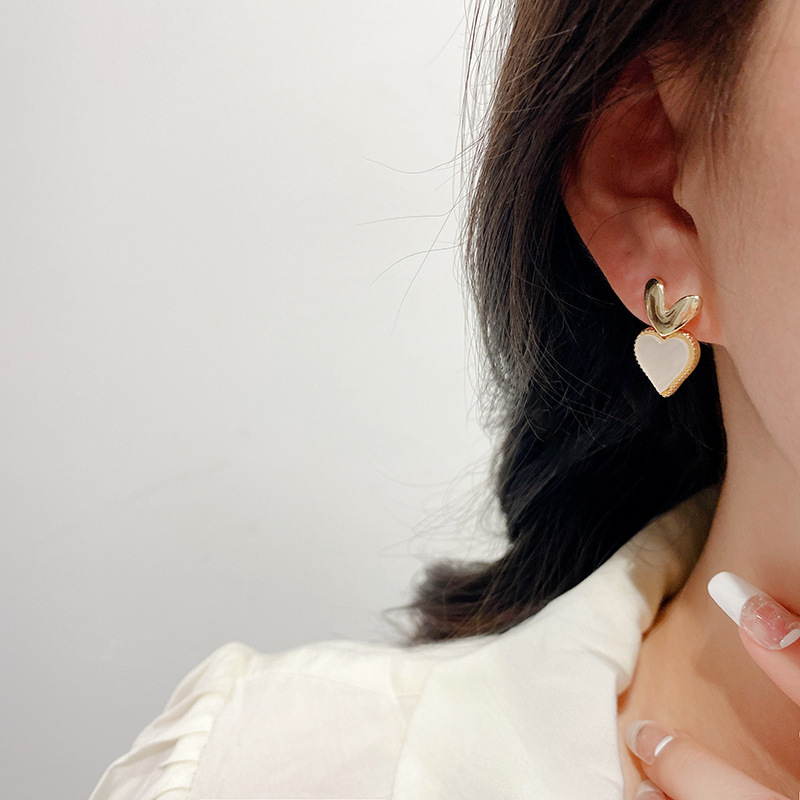 Korean Internet celebrity fashion heart-shaped earrings, women's Instagram style simple and individual stud earrings, cold style mother-of-pearl versatile earrings details Picture