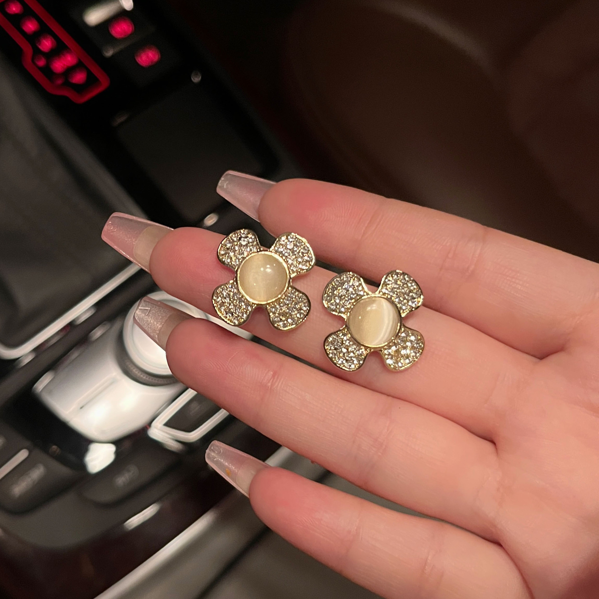 S925 Silver Needle imitation cat's eye stone diamond-encrusted flower stud earrings for women, simple and versatile summer earrings, new trendy earrings Specification drawing