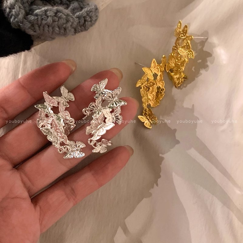 New Chinese-style golden butterfly tassel stud earrings for women, a light luxury and high-end look, are unique and niche earrings Application Scenario
