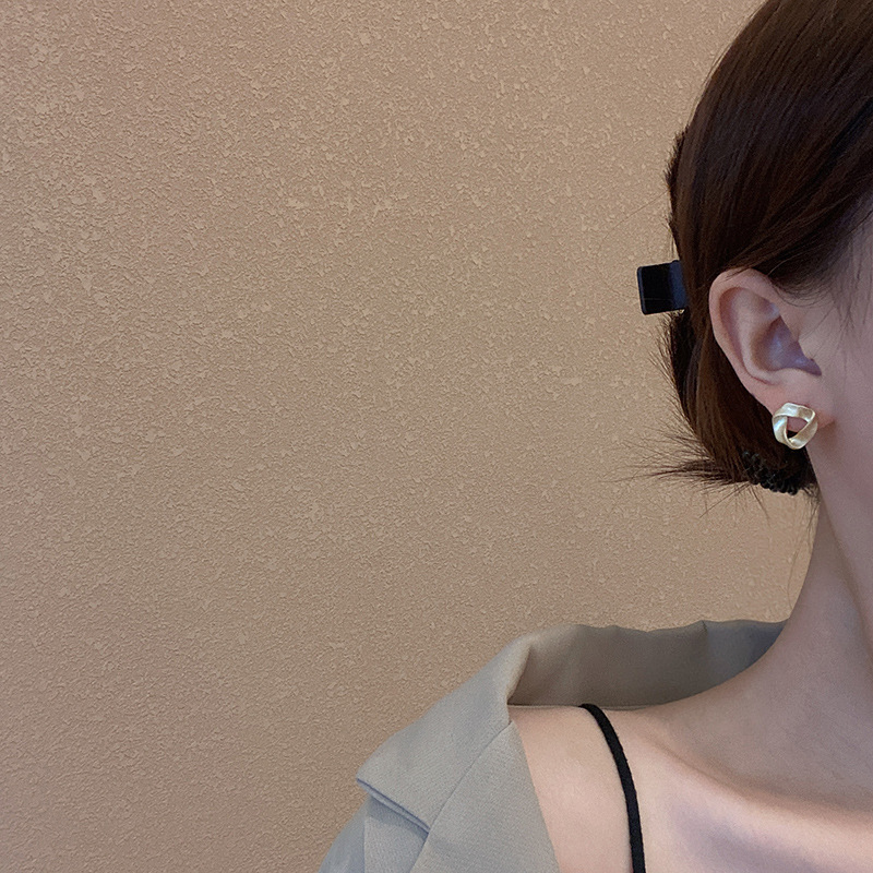 The retro matte gold earrings from Dongdaemun, South Korea, are a light luxury and trendy fashion icon. The earrings are in a simple and cold style Specification drawing