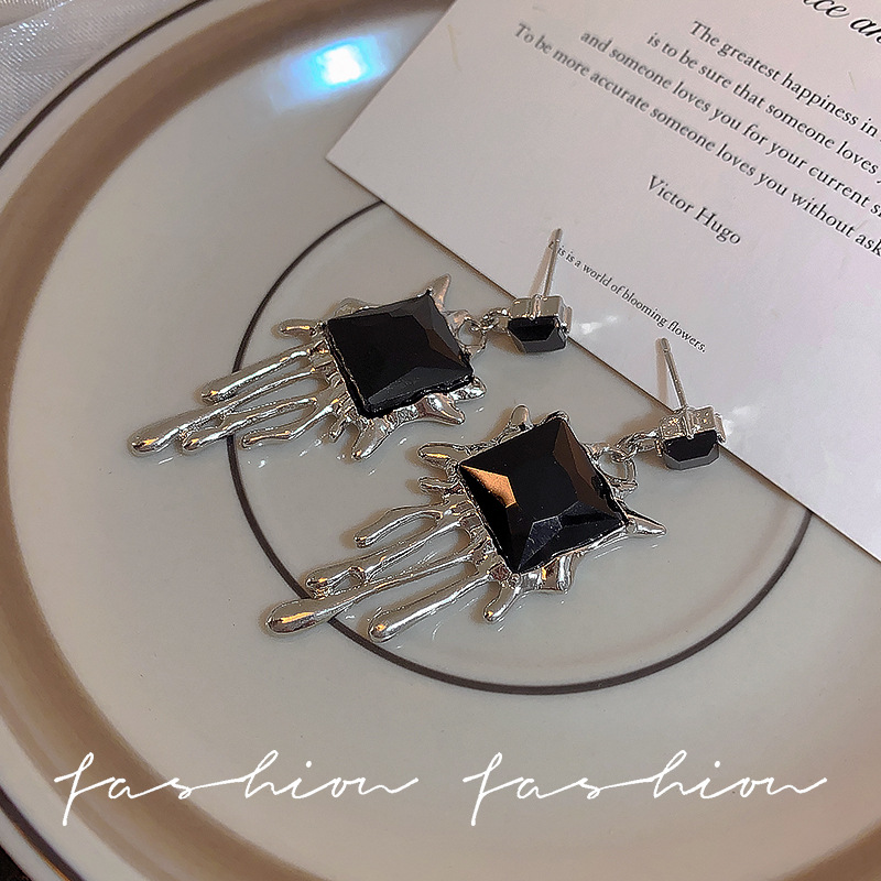 925 Silver needle Sweet and cool style light luxury dark temperament high-end earrings, Internet celebrity cold trend hip-hop hot girl stud earrings Application Scenario