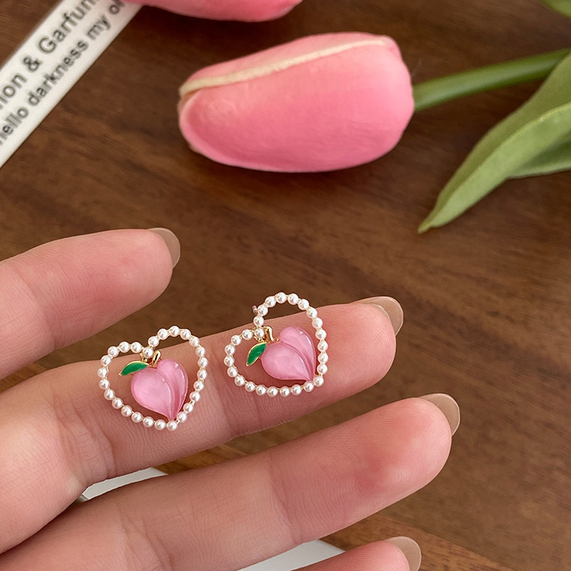 Instags-style pink and tender peach heart-shaped stud earrings for women, fashionable and niche design sense, internet-famous earrings, 925 silver needle earrings full figure