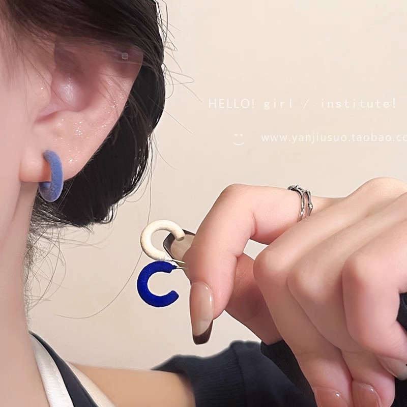 Retro plush C-shaped plain ring stud earrings for girls, simple and elegant, versatile earrings, small and popular earrings for autumn and winter Application Scenario
