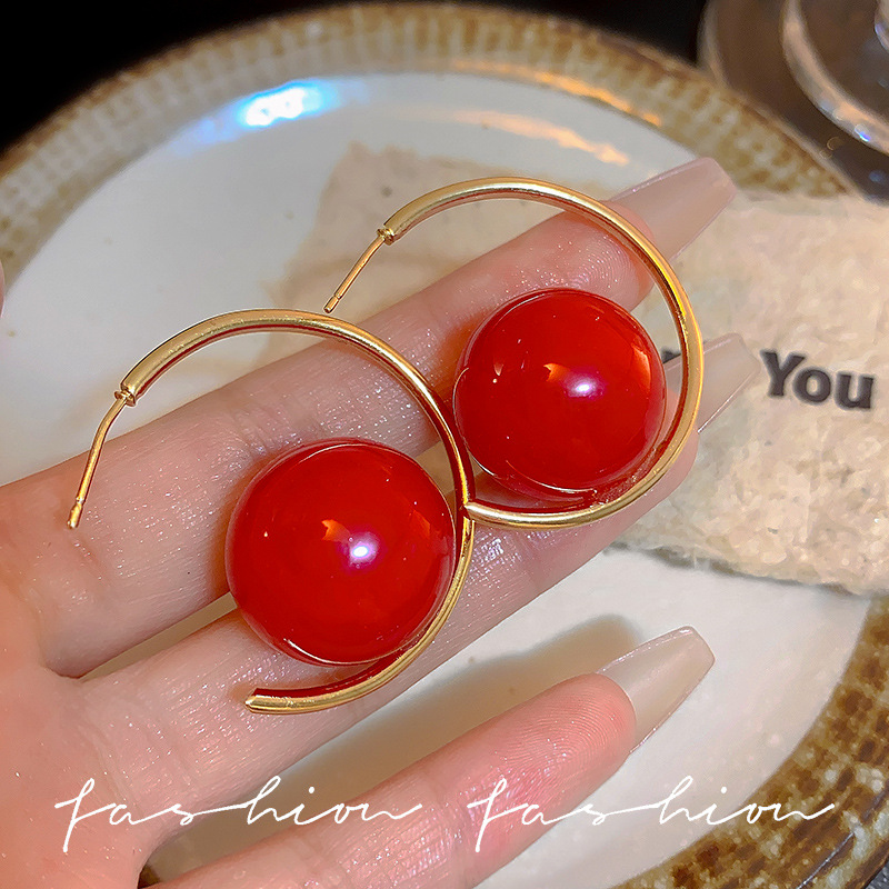 Red large pearl stud earrings for women, with a niche design and a sense of sophistication. New Year's Edition of 2025, stylish earrings and ear loops details Picture