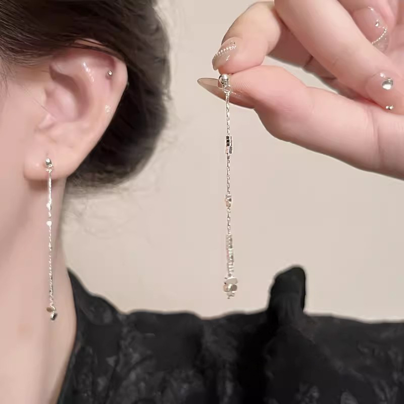 Cold and elegant long silver fringed earrings for women, new Chinese-style traditional Chinese style earrings, autumn and winter light luxury and fashionable earrings full figure