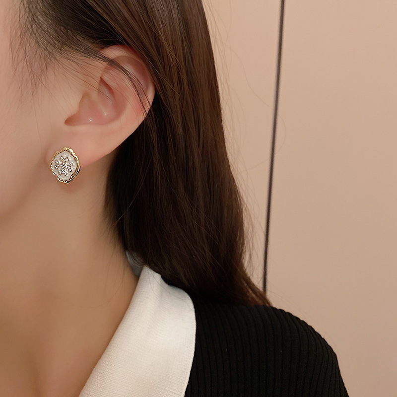 S925 Silver needle retro design Irregular geometric snowflake zirconia stud earrings are fashionable and elegant earrings for women Application Scenario