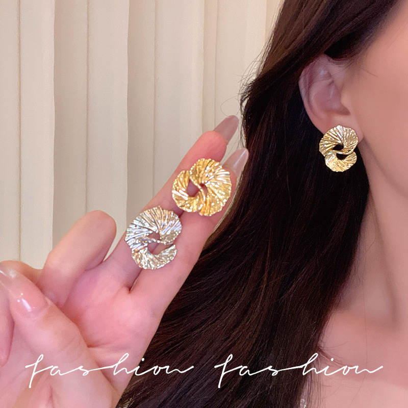 The blogger's same high-end, niche ins abstract texture earrings with an irregular shape and textured stud earrings details Picture