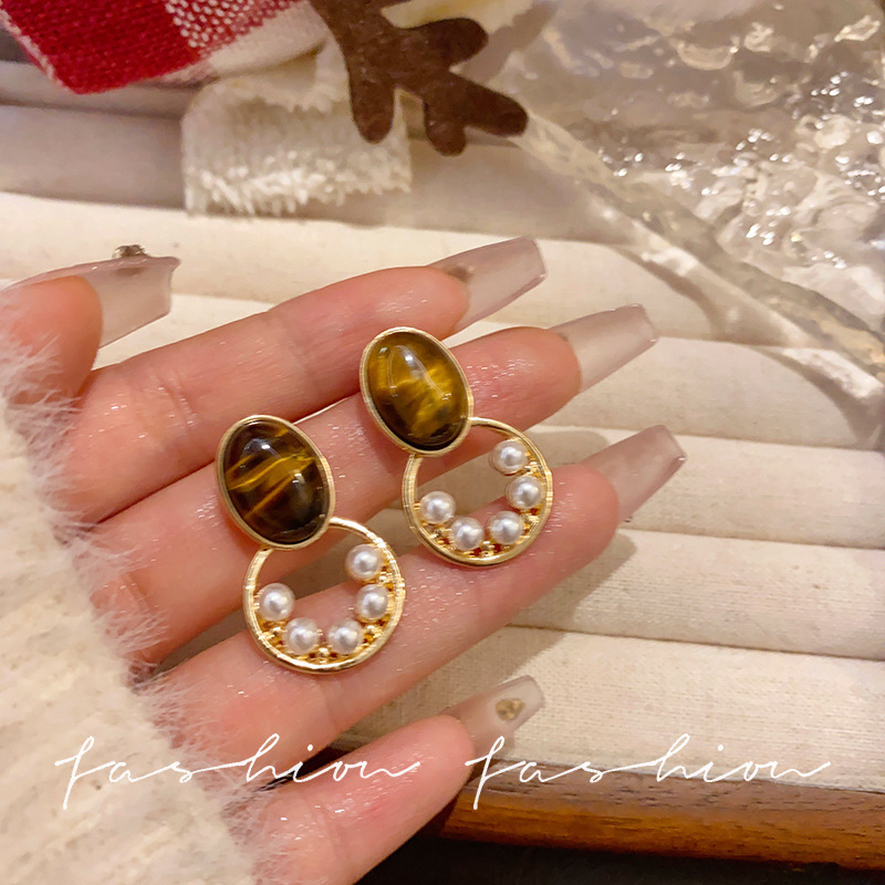 Maillard style tiger's Eye stone earrings, women's niche design sense, circle pearl earrings, stud earrings, best-selling earrings wholesale full figure