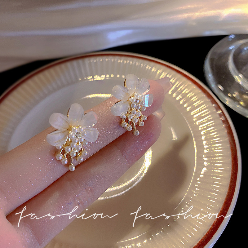 Flower pearl earrings, a new, trendy and fresh style for women, unique stud earrings with a niche design and a high-end, elegant style Specification drawing