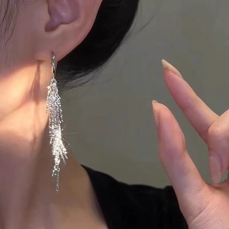Super shiny silver long tassel exaggerated ear studs, high-end and light luxury earrings, niche design, elegant and versatile earrings Specification drawing