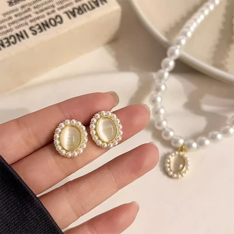 French retro cat's eye pearl necklace with a unique and high-end feminine charm, court-style neckchain, 2024 bestseller, collarbone chain trend details Picture