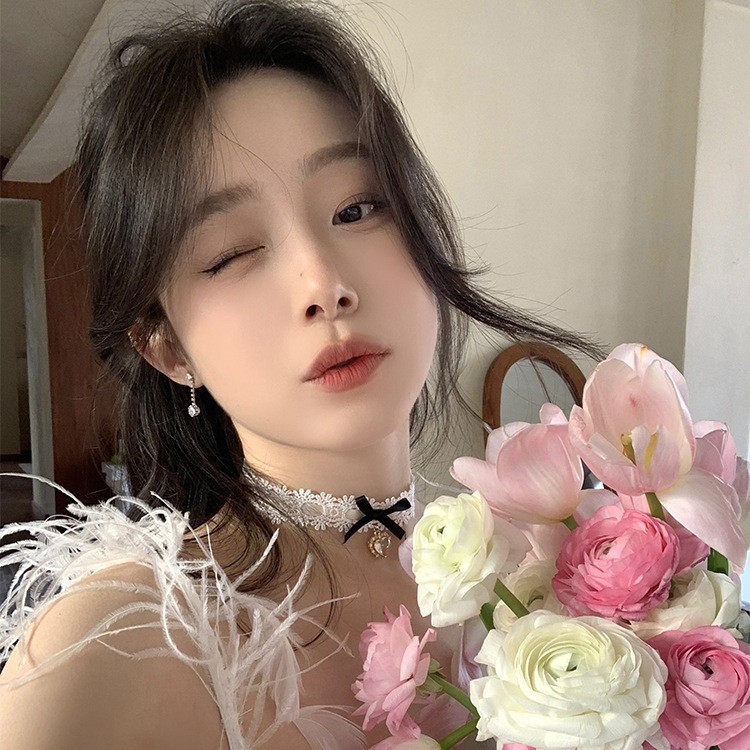 Super Flash Zircon tassel earrings, high-end Korean-style silver needle earrings for women, light luxury style stud earrings, popular earring accessories Application Scenario