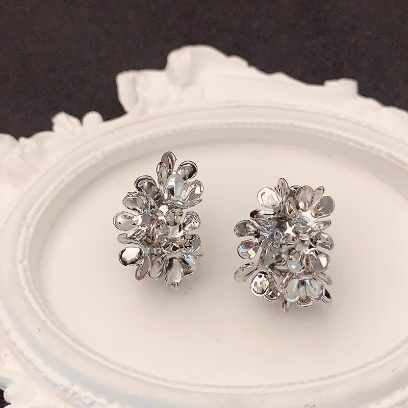 A cluster of golden flower C-shaped earrings, French fashion and high-end style for women, vintage and versatile earrings Application Scenario
