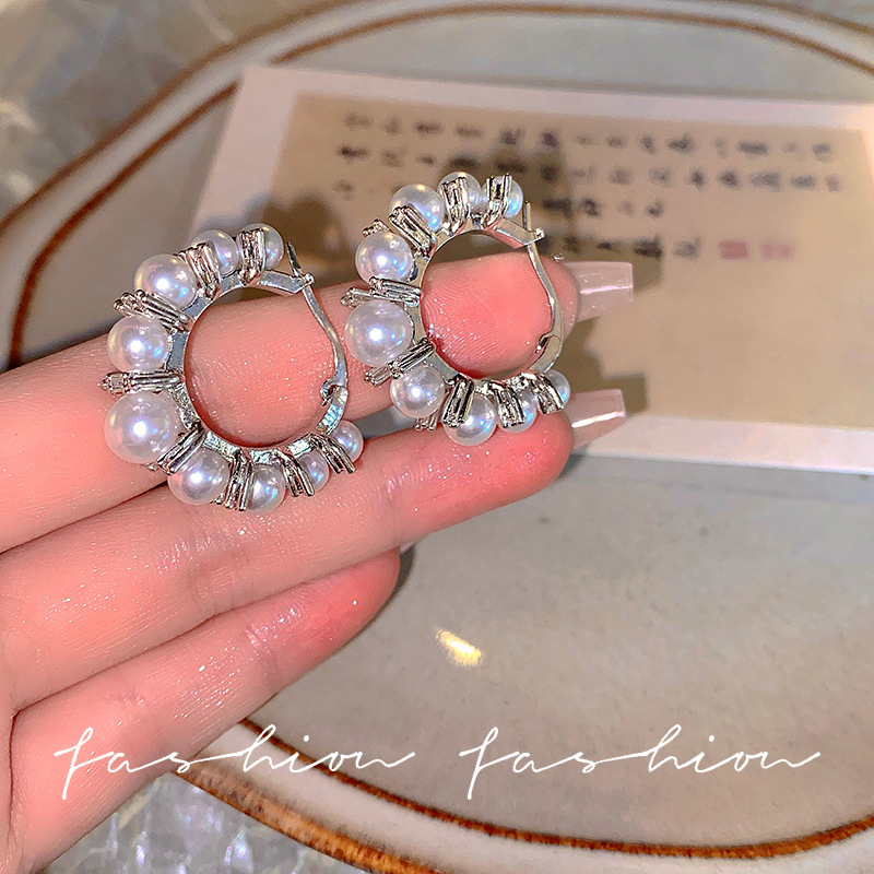 The circle pearl earrings are a niche design with a light luxury and high-end feel. They are a new type of women's earrings with a unique personality and a French retro style full figure