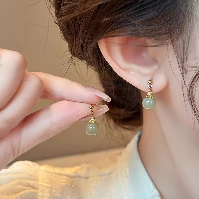 New Chinese-style faux chalcedony earrings, women's niche, light luxury, high-end fringed earrings, simple and elegant, versatile stud earrings details Picture