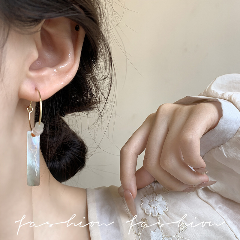 New Chinese-style circle earrings with a niche design sense, elegant and high-end retro style, exaggerated ear rings, ancient-style ear studs and earrings are bestsellers Application Scenario