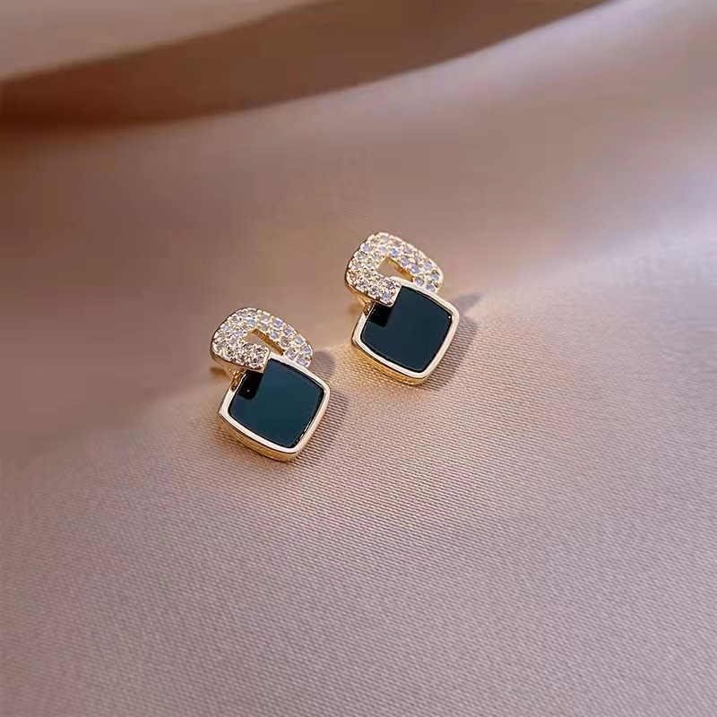 New trendy black stud earrings, the same style as the Internet celebrity, exude a feminine charm and a unique, high-end feel. A batch of stud earrings Application Scenario