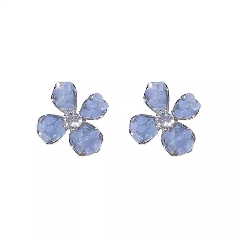 The S925 silver Needle purple crystal flower earrings exude a sense of high-end sophistication and are a niche Instagram forest-themed stud accessory. They are a light luxury and internet-famous earpiece Item Picture