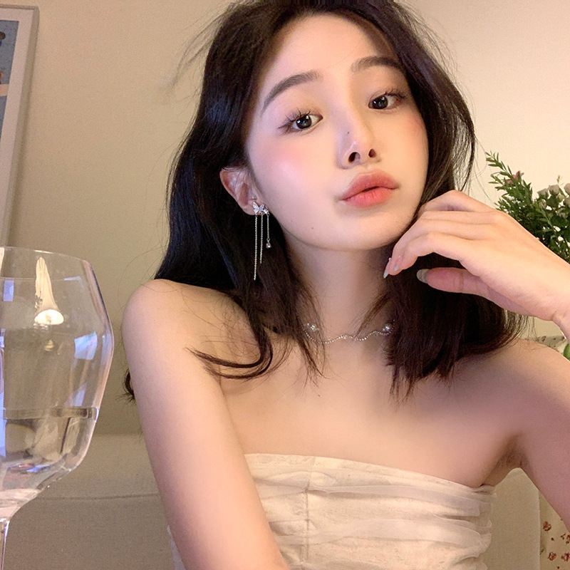Asymmetrical butterfly-shaped long tassel earrings for women, with a niche design sense and a light luxury style, are trendy ear studs and earrings for internet-famous girls Application Scenario