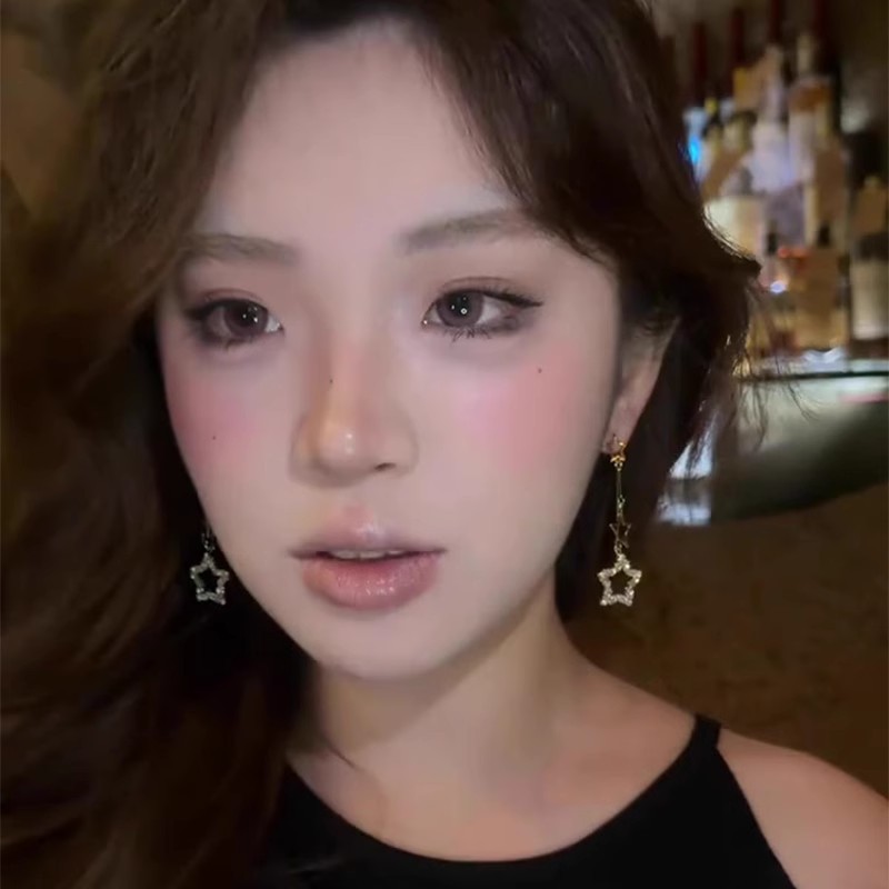 Hollowed-out zircon five-pointed star earrings exude a sense of sophistication and sophistication. They are trendy, exaggerated, and fashionable. They are versatile ear studs and earrings Application Scenario