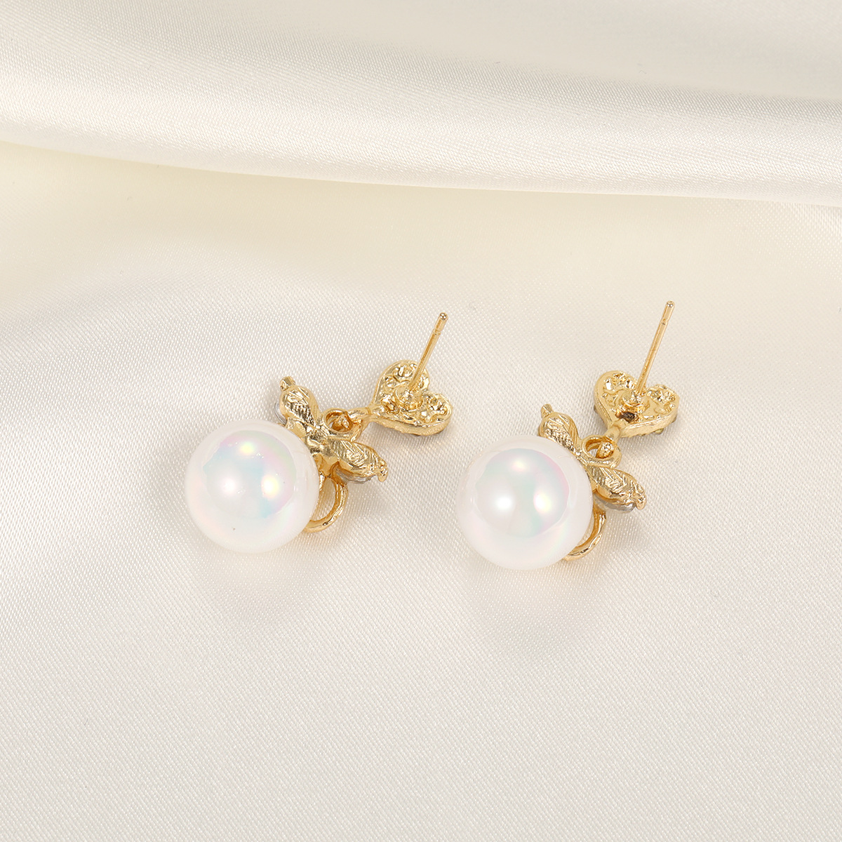 New cross-border imitation pearl bow earrings, creative C-shaped dot diamond trendy earrings, fashionable design sense earrings Specification drawing