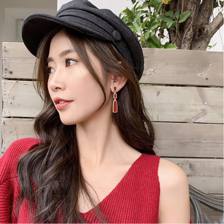 S925 silver retro red whitening earrings, simple geometric oil-dripping long earrings, trendy and fashionable earrings that are popular among Internet celebrities Application Scenario