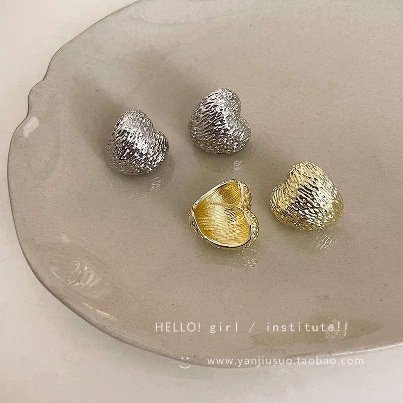 Light luxury and high-end metal heart-shaped earrings, unique and niche design for women, cold style and simple heart-shaped earrings details Picture