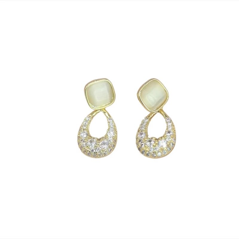Sparkling full diamond square teardrop-shaped stud earrings, a niche design for women, fashionable and versatile earrings, a light luxury and high-end ear accessory Item Picture