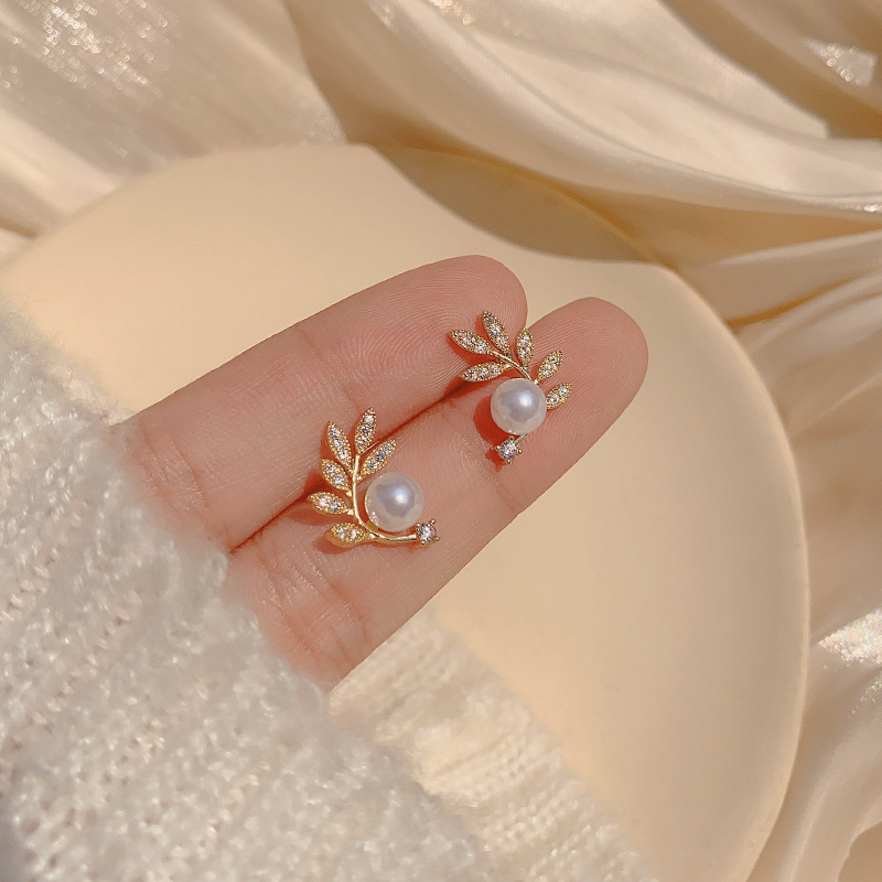 S925 Silver Needle Leaf Pearl Stud Earrings for Women, new trendy and compact earrings, fashionable and individual design sense, elegant and stylish earrings details Picture