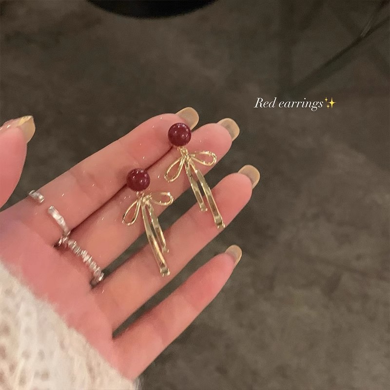 After autumn, the women's Anke pendant earrings with red bow pearl stud earrings exude a unique, light luxury and high-end charm Application Scenario