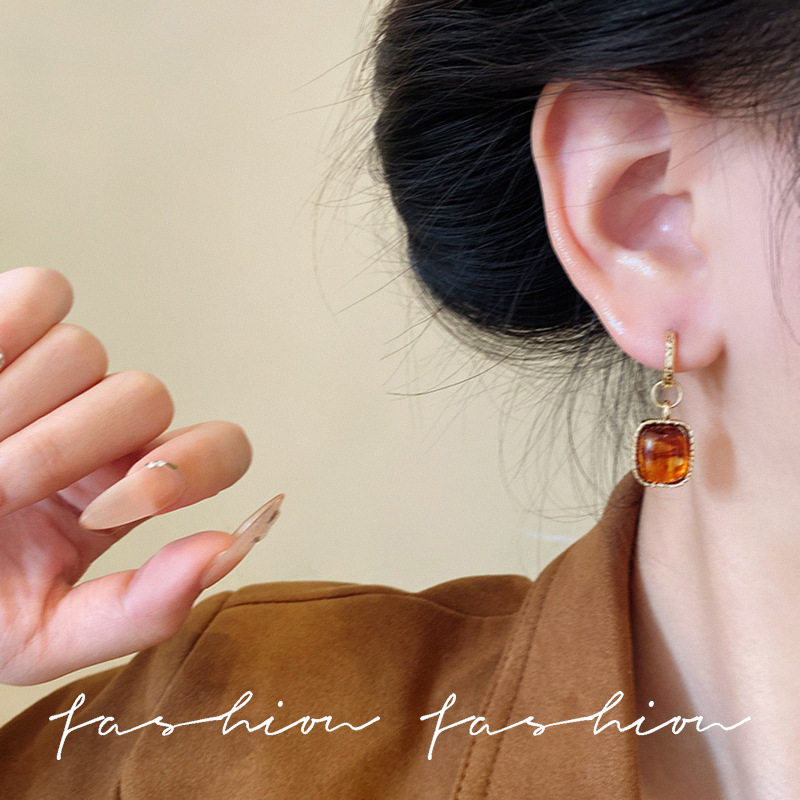 The unique amber-colored square earrings and stud earrings from Maillard for autumn and winter are a light luxury and high-end touch Application Scenario