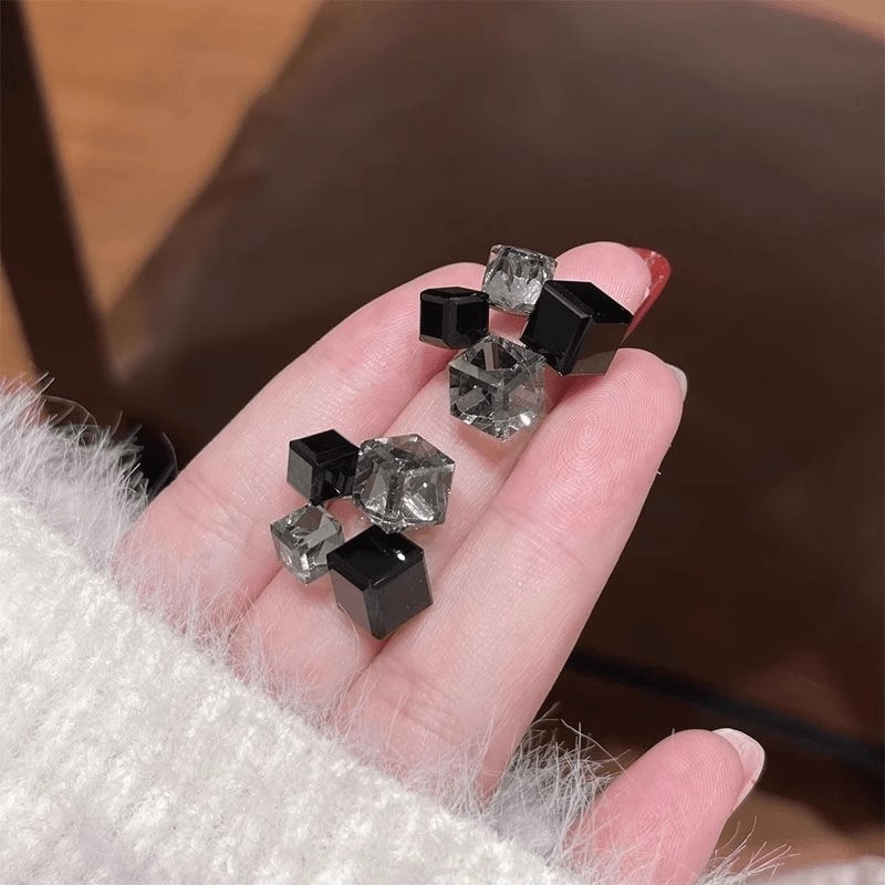925 Silver needle retro style Autumn and winter black three-dimensional diamond geometric earrings, high-end and niche design, light luxury stud earrings for women Application Scenario