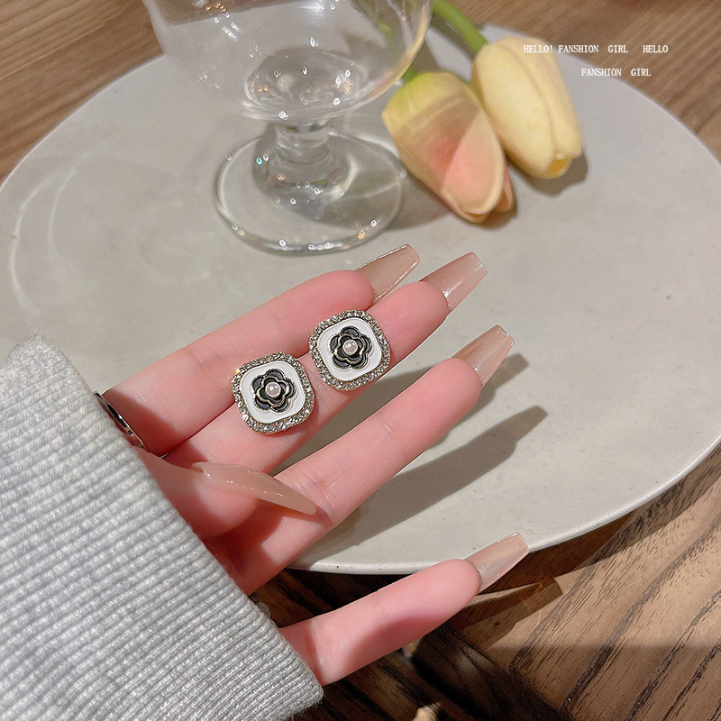 Retro Hong Kong-style Hepburn camellia pearl stud earrings, high-end and elegant French niche earrings, women's commuting earrings Specification drawing