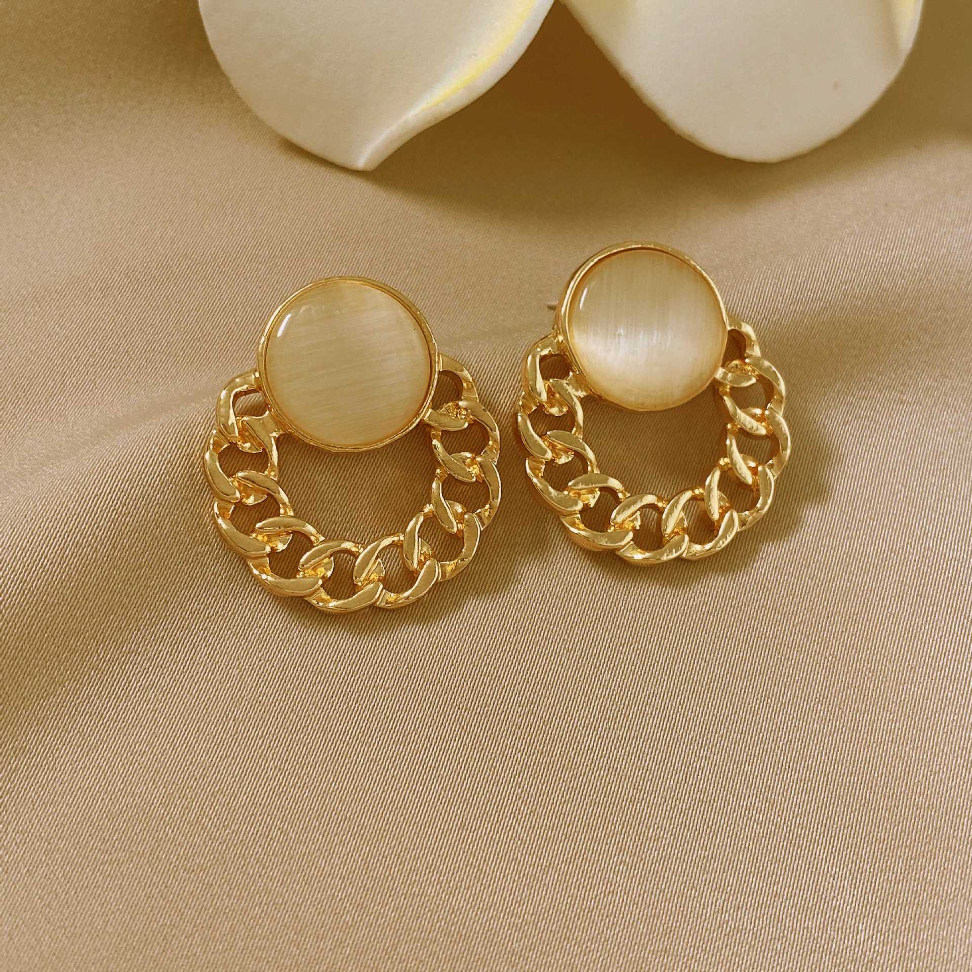 The new goddess-like pearl chain earrings exude a sense of sophistication for women. The simple stud earrings are a versatile and elegant Hong Kong style ear accessory details Picture