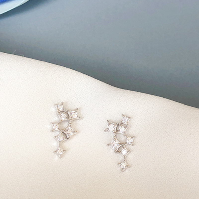 Star Earrings, a simple, versatile and personalized Korean-style accessory for students who don't need to take them off while sleeping Application Scenario