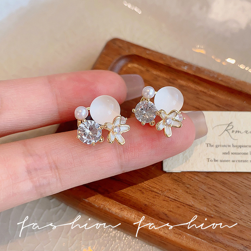 The fresh and versatile floral stud earrings exude a light luxury, niche and high-end feel. The super sparkling copper micro-set diamond earrings are the same style as the Internet celebrities full figure