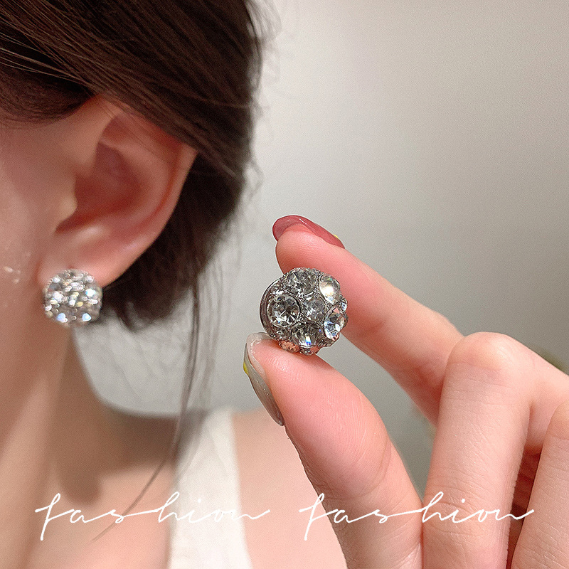 Exquisite round rhinestone earrings, a retro French niche style for women, high-end and fashionable ear studs, trendy earrings Application Scenario