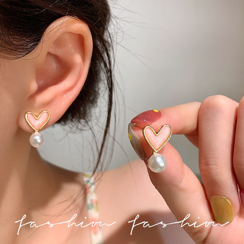 Fashionable and versatile heart-shaped pearl earrings, a new bestseller for women in 2025, exuding a sense of high-end luxury with a light heart pendant and elegant stud earrings details Picture
