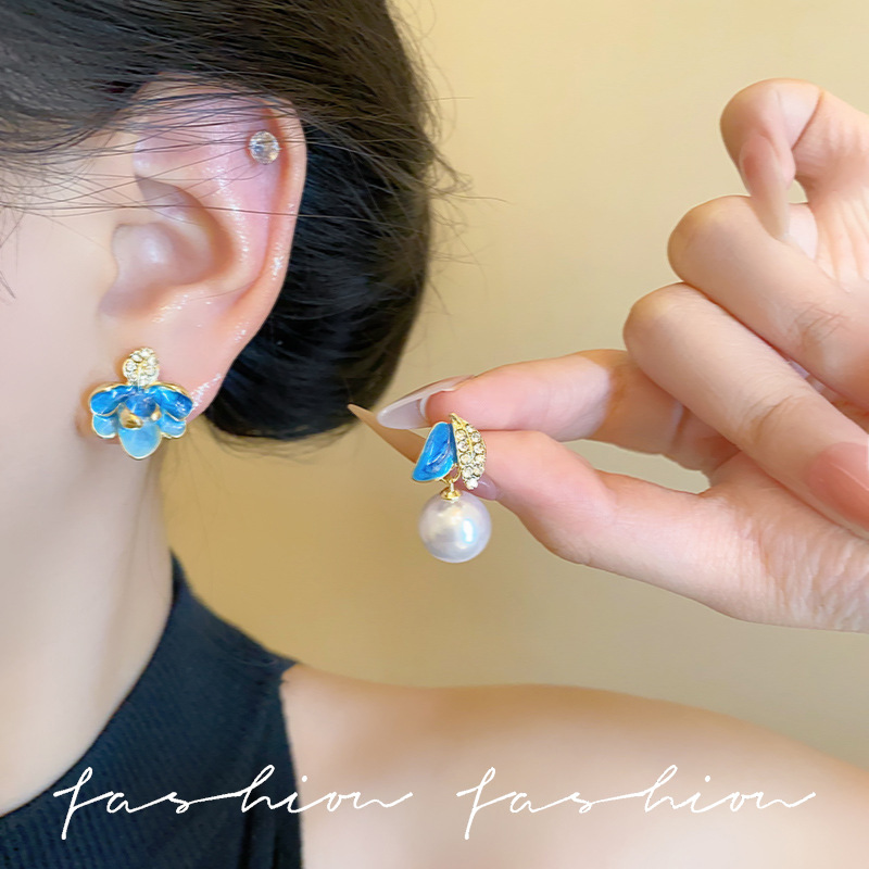 Enamel drop glaze asymmetrical earrings with a high-end feel, diamond-encrusted leaf pearl stud earrings, a bestseller for women in 2025, featuring a Chinese imperial style details Picture