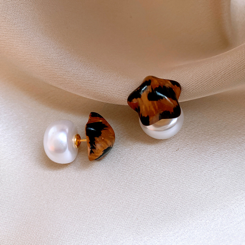Light luxury leopard print star pearl stud earrings, a niche design for women, retro pearl earrings, a light luxury and high-end feel, versatile earrings Application Scenario