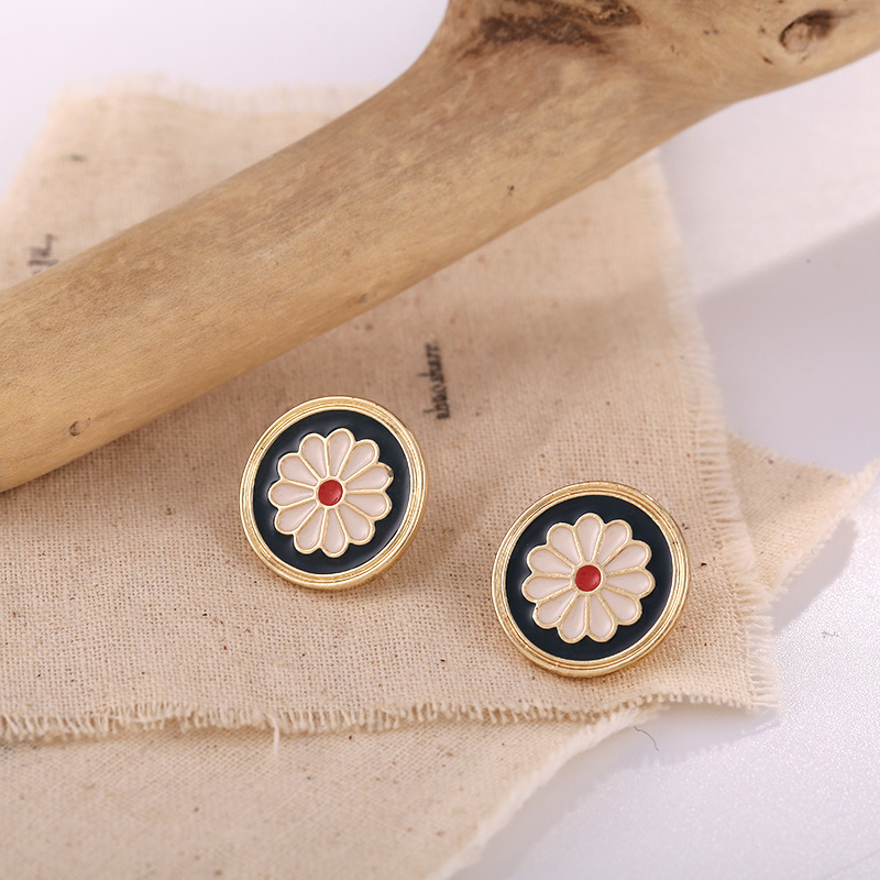 S925 Silver Needle fashionable Retro colorful oil-dripping Daisy stud earrings Simple vintage ancient style flower stud earrings Application Scenario