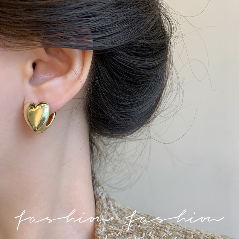 Cold style metal smooth heart-shaped stud earrings, French simple and individual earrings, women's light luxury and high-end peach-shaped earrings Specification drawing