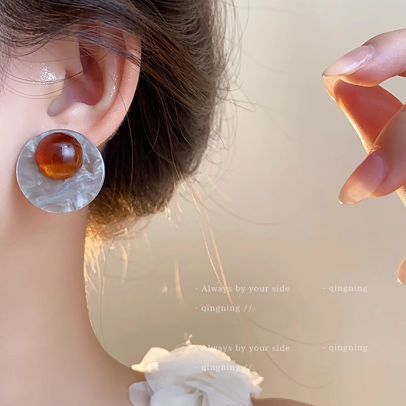 Hong Kong-style retro gray-brown round stud earrings for women, light luxury, fashionable and high-end look, niche design, simple earrings details Picture